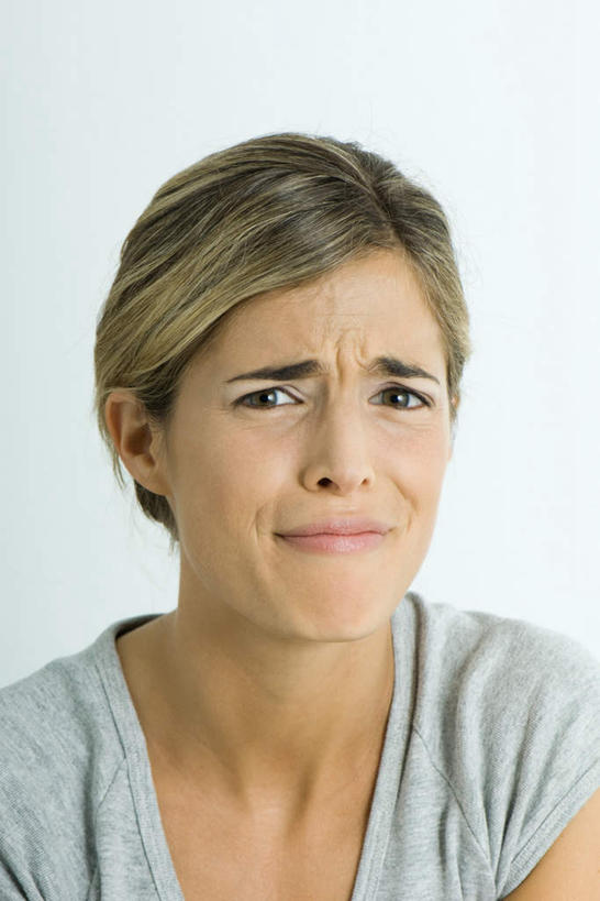 西方人,脸,头,嘴,脸颊,头发,一个人,竖图,室内,特写,白天,白色背景,正面,欧洲,欧洲人,仅一个年轻女性,仅一个女性,仅一个人,服装,墙,注视,休闲装,肩膀,墙壁,墙面,衣服,黄色,嘟嘴,观察,看,休闲,皱眉,休闲服,撅嘴,摄影,服饰,影棚,观看,察看,关注,年轻女性,女人,女性,白种人,头部,脸部,脸蛋,面部,嘴巴,嘴唇,半身,彩图,影棚拍摄,拍摄