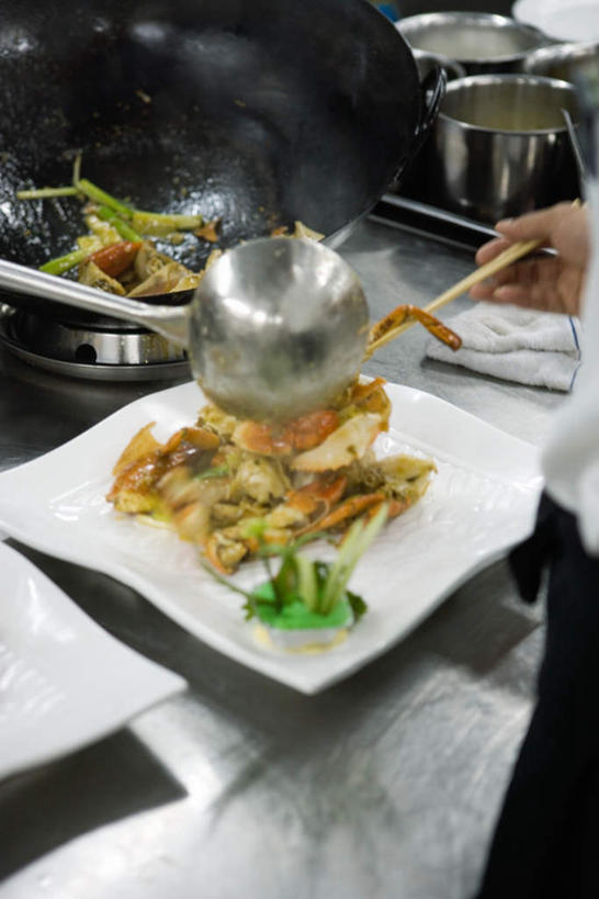 蟹,东方人,一个人,厨师,竖图,俯视,室内,白天,烹饪,中餐,餐桌,厨房,桌子,芹菜,蔬菜,餐具,亚洲,仅一个男性,仅一个人,仅一个中年男性,螃蟹,碟子,盘,葱,青葱,肉,料理,食品,夹,拿,拿着,黄种人,菜肴,美食,肉类,食物,盘子,碟,汤勺,中式,一盘,佳肴,餐台,肉食,男人,男性,中年男性,亚洲人,厨师长,厨子,大厨,主厨,进餐用具,烹调用具,药芹,水芹,旱芹,半身,彩图,高角度拍摄,灶间