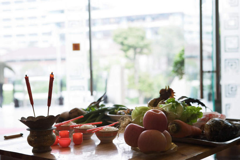 米饭,无人,横图,俯视,室内,白天,树林,植物,餐桌,窗户,落地窗,桌子,苹果,萝卜,胡萝卜,蔬菜,土豆,杯子,餐具,蜡烛,水果,新鲜,碟子,高脚杯,火焰,盘,烛光,陶瓷,生食,食品,果实,陶瓷制品,红酒杯,饭,燃烧,白菜,玻璃窗,玻璃制品,树,树木,食物,绿色,自然,盘子,酒杯,容器,碟,碗,点燃,四个,有机食品,绿色食品,生长,成长,餐台,储藏,五谷,储存,三碗,玻璃杯,进餐用具,烹调用具,芋艿,洋芋,山药蛋,马铃薯,红萝卜,甘荀,彩图,高角度拍摄,贮存