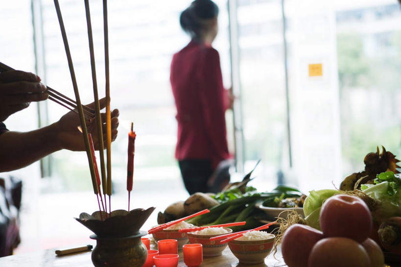 米饭,东方人,两个人,站,横图,室内,白天,树林,植物,餐桌,窗户,落地窗,桌子,苹果,萝卜,胡萝卜,蔬菜,土豆,杯子,餐具,蜡烛,水果,亚洲,服装,新鲜,碟子,高脚杯,火焰,盘,烛光,陶瓷,生食,食品,果实,陶瓷制品,红酒杯,饭,燃烧,注视,休闲装,黄种人,白菜,玻璃窗,玻璃制品,树,树木,食物,背面,衣服,绿色,自然,盘子,酒杯,容器,碟,碗,点燃,观察,看,站着,四个,休闲,休闲服,服饰,有机食品,绿色食品,生长,成长,餐台,观看,储藏,五谷,察看,储存,关注,三碗,男人,男性,女人,女性,中年男性,中年女性,亚洲人,玻璃杯,进餐用具,烹调用具,芋艿,洋芋,山药蛋,马铃薯,红萝卜,甘荀,站立,半身,彩图,贮存