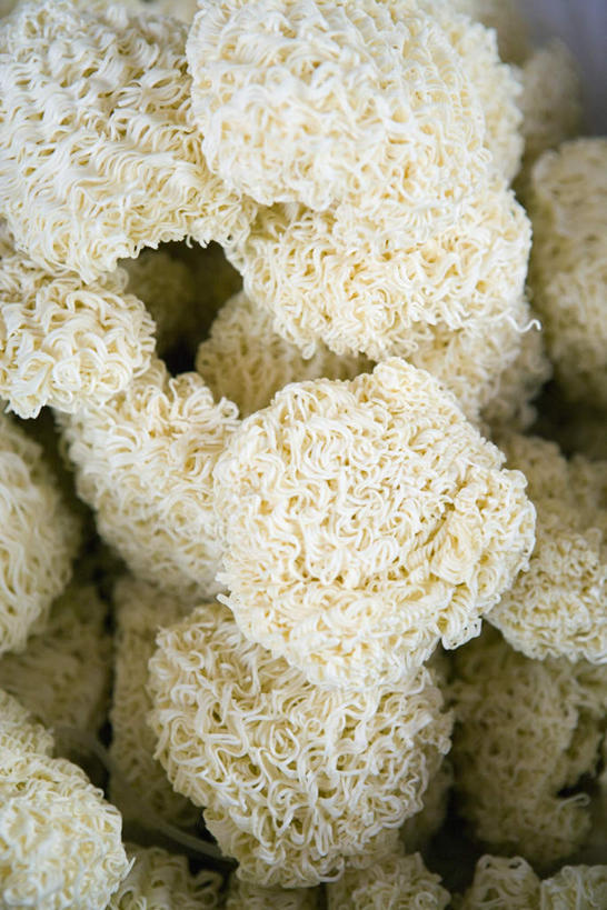 面食,面条,无人,竖图,俯视,室内,特写,白天,烹饪,一堆,许多,阴影,堆叠,堆积,面,日本料理,料理,食品,拉面,菜肴,美食,食物,日式料理,日式,佳肴,块状,堆,日本拉面,彩图,高角度拍摄