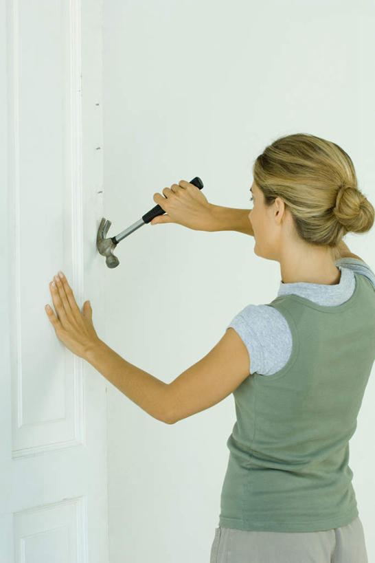 西方人,一个人,站,竖图,室内,白天,白色背景,门,欧洲,欧洲人,仅一个年轻女性,仅一个女性,仅一个人,敲打,服装,锤子,工具,榔头,墙,拿,敲,拿着,休闲装,墙壁,墙面,背面,衣服,门框,站着,休闲,休闲服,摄影,服饰,影棚,五金,变形,紧固,矫正,塑形,牢固,年轻女性,女人,女性,白种人,站立,半身,彩图,影棚拍摄,拍摄