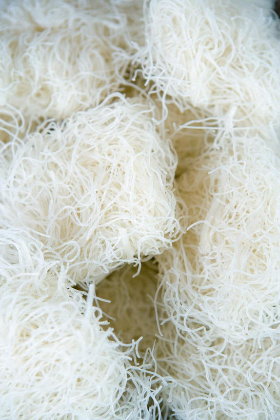 面食,无人,竖图,俯视,室内,特写,白天,烹饪,中餐,一堆,许多,阴影,堆叠,堆积,面,料理,食品,粉丝,菜肴,美食,食物,中式,佳肴,块状,堆,彩图,高角度拍摄