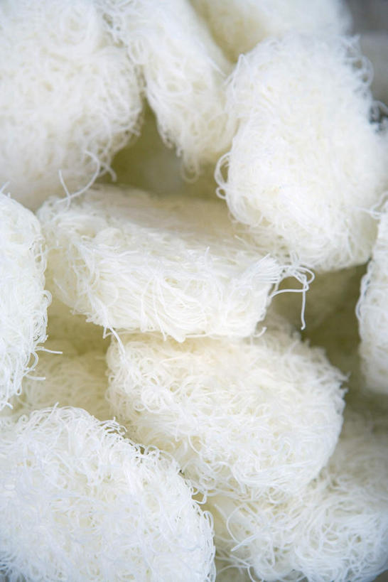 面食,无人,竖图,俯视,室内,特写,白天,烹饪,中餐,一堆,许多,阴影,堆叠,堆积,面,料理,食品,粉丝,菜肴,美食,食物,中式,佳肴,堆,彩图,高角度拍摄