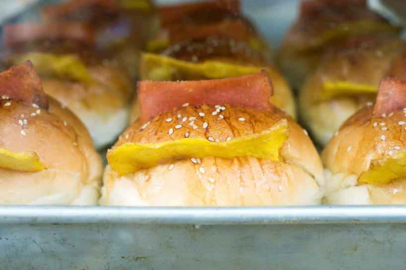 点心,面包,面食,无人,横图,俯视,室内,特写,白天,餐桌,桌子,一排,许多,朦胧,模糊,整齐,烤盘,芝麻,夹心,食品,甜点,甜品,红肠,食物,糕点,排列,盘子,甜食,餐台,队列,脂麻,胡麻,白麻,巨胜子,油麻,彩图,高角度拍摄