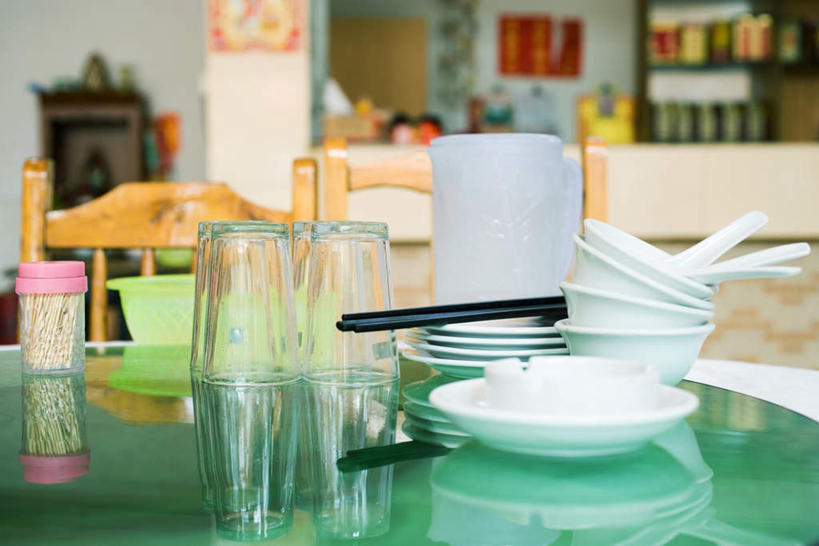 无人,餐厅,横图,室内,白天,正面,餐桌,筷子,桌子,杯子,餐具,椅子,阴影,瓷砖,地砖,碟子,盘,盆子,牙签,影子,陶瓷,木椅,墙,陶瓷制品,地面,文化,传统,架子,墙壁,墙面,玻璃制品,盘子,玻璃瓶,瓶子,容器,水杯,碟,台布,碗,餐台,储藏,礼节,储存,礼仪,茶杯,进餐用具,彩图,餐馆,饭店,饭馆,贮存