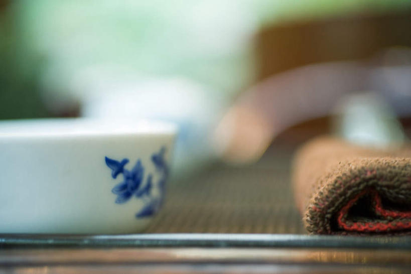 无人,横图,室内,特写,白天,正面,桌子,杯子,花纹,朦胧,模糊,纺织物,一个,蓝色,茶具,水杯,毛巾,清洁,单个,保暖,透气,防水,储水,耐磨,吸水,茶杯,彩图