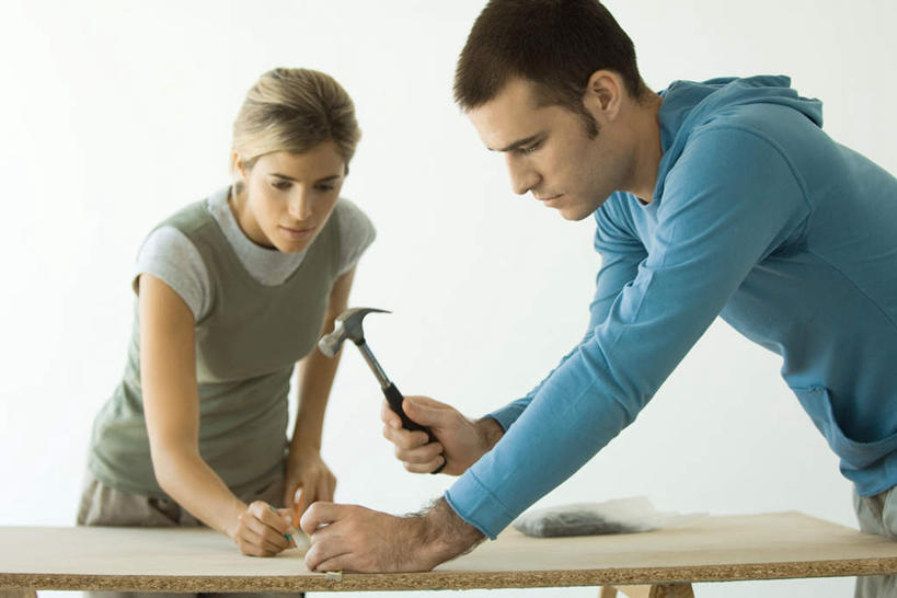 西方人,两个人,夫妻,站,横图,室内,白天,正面,爱情,欧洲,欧洲人,一把,敲打,服装,锤子,钉子,工具,榔头,木板,墙,浪漫,敲,注视,休闲装,墙壁,墙面,衣服,低头,观察,看,站着,休闲,休闲服,恩爱,恋人,服饰,观看,五金,察看,变形,紧固,关注,矫正,塑形,牢固,男人,男性,年轻男性,年轻女性,女人,女性,白种人,情侣,站立,半身,彩图,伴侣,稳固