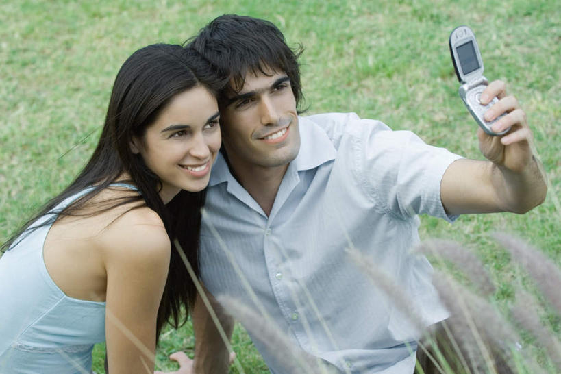 西方人,两个人,坐,笑,打电话,微笑,露齿笑,横图,俯视,室外,白天,爱情,草地,草坪,植物,电话,手机,欧洲,欧洲人,撑,服装,浪漫,拿,拿着,注视,休闲装,通讯设备,草,衣服,绿色,观察,看,靠,休闲,温暖,温馨,休闲服,恩爱,拍,恋人,服饰,观看,和睦,察看,撑着,关注,一部,交流,男人,男性,年轻男性,年轻女性,女人,女性,白种人,情侣,沟通,通话,坐着,半身,彩图,高角度拍摄,伴侣,融洽