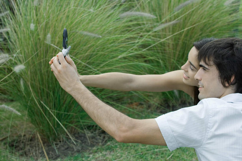 西方人,两个人,坐,笑,打电话,微笑,露齿笑,横图,俯视,室外,白天,爱情,草地,草坪,植物,电话,手机,欧洲,欧洲人,撑,服装,浪漫,拿,拿着,注视,休闲装,通讯设备,草,衣服,绿色,观察,看,靠,休闲,温暖,温馨,休闲服,恩爱,拍,恋人,服饰,观看,和睦,察看,撑着,关注,一部,交流,男人,男性,年轻男性,年轻女性,女人,女性,白种人,情侣,沟通,通话,坐着,半身,彩图,高角度拍摄,伴侣,融洽