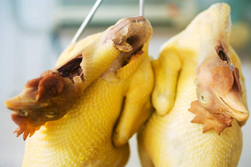 无人,商店,横图,室外,特写,白天,正面,购物,消费,超市,悬挂,阴影,朦胧,模糊,影子,鸡肉,肉,食品,肉类,食物,靠,两只,金融,百货,便利店,选购,铁钩,贸易,肉食,血拼,零售店,抬头,仰头,彩图,店铺,杂货店,杂货铺