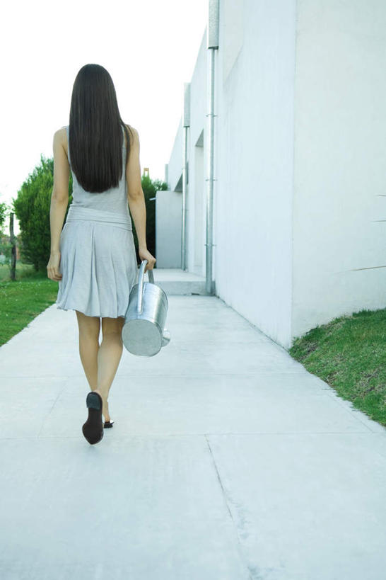 西方人,一个人,站,抱,笑,微笑,露齿笑,竖图,室外,白天,植物,欧洲,欧洲人,仅一个年轻女性,仅一个女性,仅一个人,服装,瓷砖,地砖,壶,墙,地面,拿,洒水壶,拿着,休闲装,浇水,墙壁,墙面,水壶,树,树木,一个,背面,衣服,绿色,自然,弯,站着,休闲,休闲服,抓,服饰,生长,单个,成长,抱着,浇水壶,年轻女性,女人,女性,白种人,站立,彩图,全身