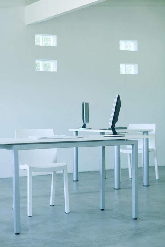 无人,办公室,竖图,室内,白天,正面,电脑,笔记本电脑,摆设,窗户,家具,桌子,椅子,网络,瓷砖,地砖,办公桌,木椅,墙,地面,通讯设备,玻璃窗,墙壁,墙面,两台,无线,家居装潢,通信设备,无线网络,无线上网,便携式电脑,办公家具,手提电脑,彩图