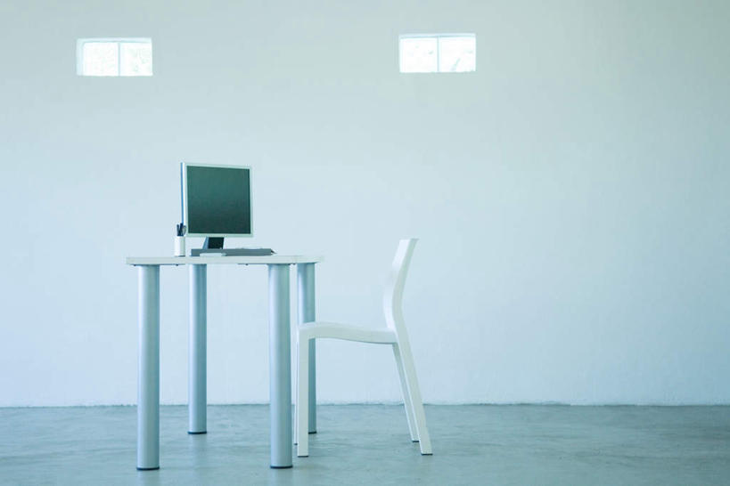 无人,办公室,横图,室内,白天,正面,电脑,笔记本电脑,摆设,窗户,家具,桌子,椅子,网络,瓷砖,地砖,办公桌,木椅,墙,地面,通讯设备,玻璃窗,墙壁,墙面,一个,单个,一台,无线,家居装潢,通信设备,无线网络,无线上网,便携式电脑,办公家具,手提电脑,彩图