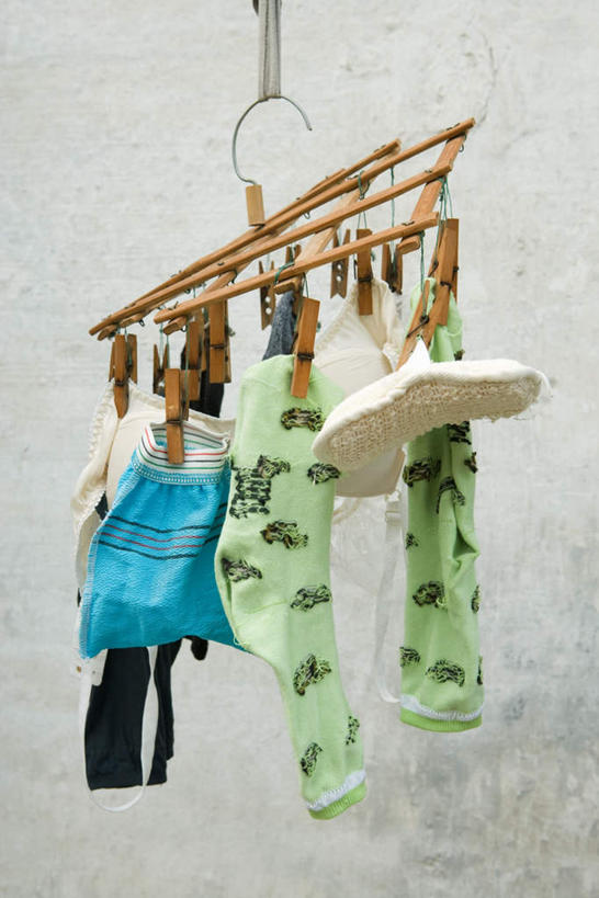 无人,竖图,室外,特写,白天,正面,化妆,美容,衣架,一双,护肤,悬挂,服装,海绵,墙,袜子,墙壁,墙面,衣服,清洁,保养,享受,休闲,放松,保健,服饰,衣着,穿着,养颜,袖套,洗脸海绵,洗脸扑,洗脸绵,衣饰,烘干,挂衣架,晾衣架,彩图