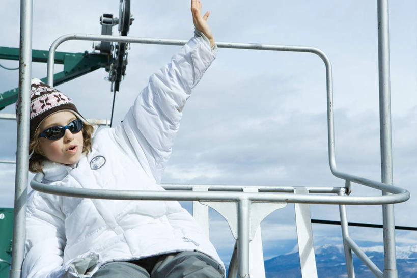 西方人,儿童,一个人,坐,横图,室外,白天,正面,纯洁,帽子,欧洲,欧洲人,仅一个女性,仅一个人,服装,墨镜,眼镜,云,云朵,注视,休闲装,小孩,衣服,天空,太阳镜,太阳眼镜,天,观察,看,靠,招手,仅一个小孩,休闲,休闲服,遮阳镜,可爱,童年,童趣,服饰,观看,羽绒服,察看,关注,童真,烂漫,无邪,天真,女孩,女人,女性,白种人,孩子,坐着,半身,彩图,女生