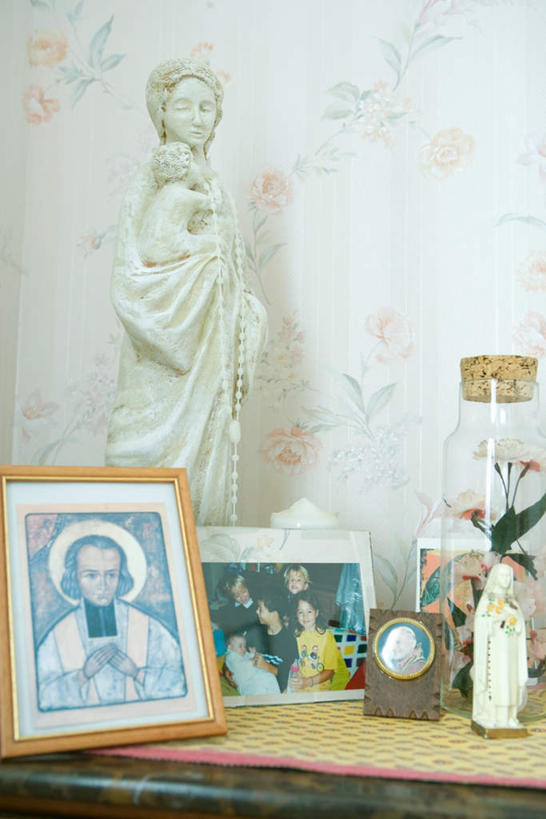 无人,竖图,照片,室内,白天,正面,摆设,家具,桌子,相框,花纹,雕像,木塞,办公桌,墙,图像,墙壁,墙面,玻璃制品,玻璃瓶,瓶子,摄影,家居装潢,女神,相片,彩图,拍摄,照相