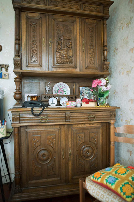 无人,打电话,竖图,室内,白天,正面,摆设,柜子,家具,靠垫,电话,礼盒,礼物,椅子,笔,纸盒,木椅,墙,靠枕,储物柜,通讯设备,墙壁,墙面,盒子,一个,包装盒,话筒,假花,礼品盒,垫子,枕头,电话线,礼品,单个,家居装潢,储存,一部,储备,蕴藏,贮备,交流,电话机,沟通,通话,彩图,贮存