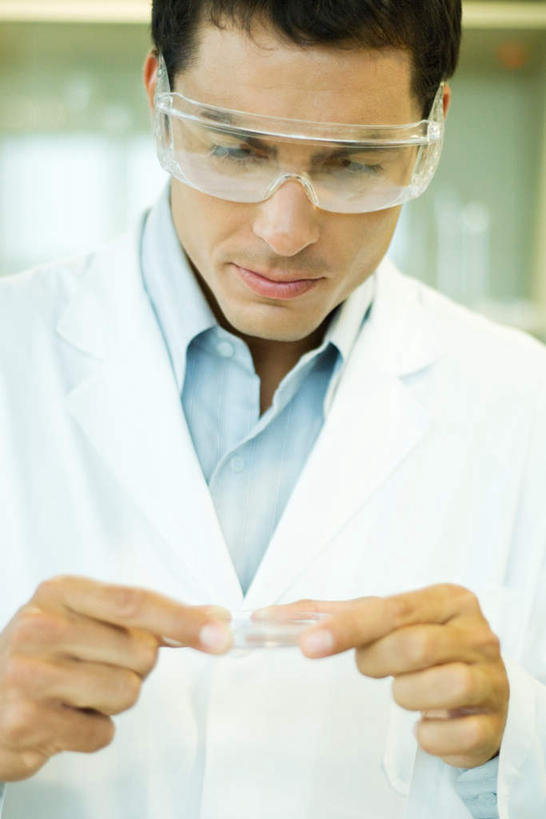 西方人,一个人,站,竖图,室内,白天,正面,实验,柜子,欧洲,欧洲人,仅一个男性,仅一个人,研究,科学,放大镜,眼镜,实验室,研究室,拿,拿着,注视,仅一个年轻男性,低头,看,站着,科研,化验,检验,研究所,实验器材,化验室,检验室,男人,男性,年轻男性,白种人,站立,半身,彩图