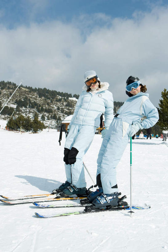 西方人,两个人,伙伴,朋友,站,竖图,室外,白天,正面,锻炼,旅游,度假,友谊,运动,雪,植物,大雪,欧洲,欧洲人,墨镜,眼镜,积雪,雪景,冬天,拿,拿着,娱乐,树,树木,衣服,蓝色,绿色,蓝天,天空,自然,太阳镜,太阳眼镜,天,站着,享受,休闲,遮阳镜,放松,生长,成长,羽绒服,护目镜,后仰,滑雪板,户外运动,友情,年轻女性,女人,女性,白种人,站立,彩图,全身,健身