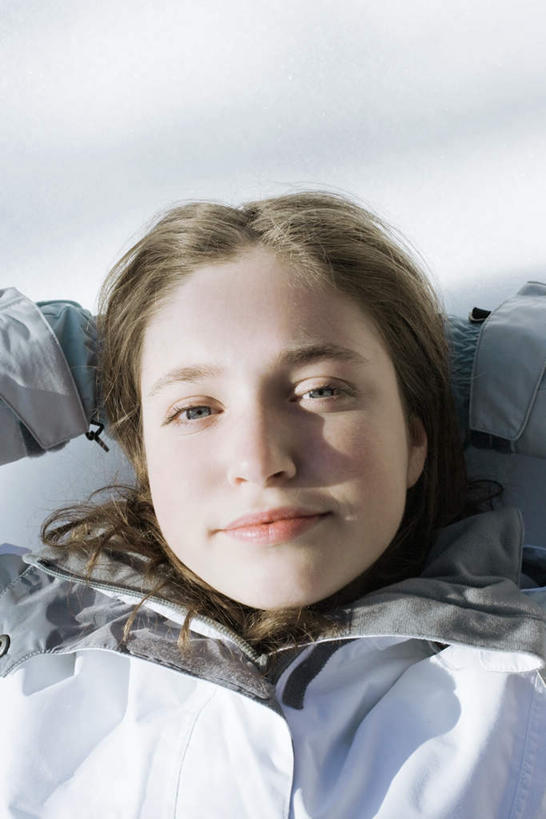 西方人,一个人,躺,笑,微笑,竖图,俯视,室外,白天,雪,大雪,欧洲,欧洲人,仅一个年轻女性,仅一个女性,仅一个人,阴影,光线,影子,积雪,雪景,冬天,阳光,双手抱头,卧着,年轻女性,女人,女性,白种人,躺着,卧,半身,彩图,高角度拍摄