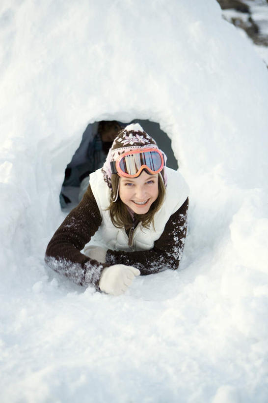 西方人,一个人,笑,微笑,露齿笑,竖图,俯视,室外,白天,帽子,欧洲,欧洲人,仅一个年轻女性,仅一个女性,仅一个人,撑,注视,手套,看,趴着,羽绒服,撑着,关注,年轻女性,女人,女性,白种人,趴,抬头,仰头,彩图,高角度拍摄,全身