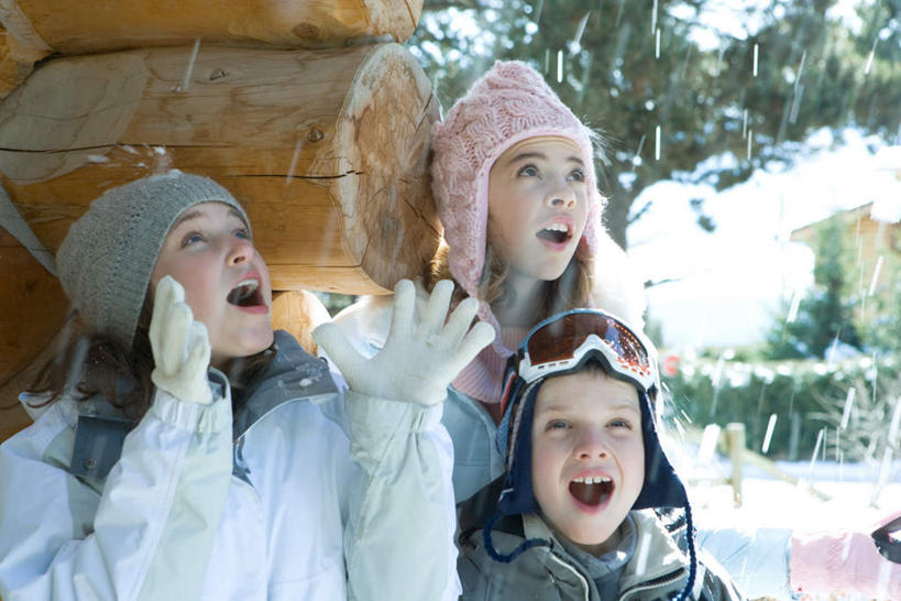 西方人,三个人,伙伴,朋友,笑,微笑,露齿笑,横图,室外,白天,正面,友谊,雪,植物,大雪,帽子,欧洲,欧洲人,眼镜,墙,积雪,雪景,冬天,注视,墙壁,墙面,树,树木,绿色,自然,看,张嘴,生长,成长,护目镜,呼喊,关注,张大嘴巴,友情,年轻女性,女人,女性,白种人,张开嘴,抬头,仰头,半身,彩图