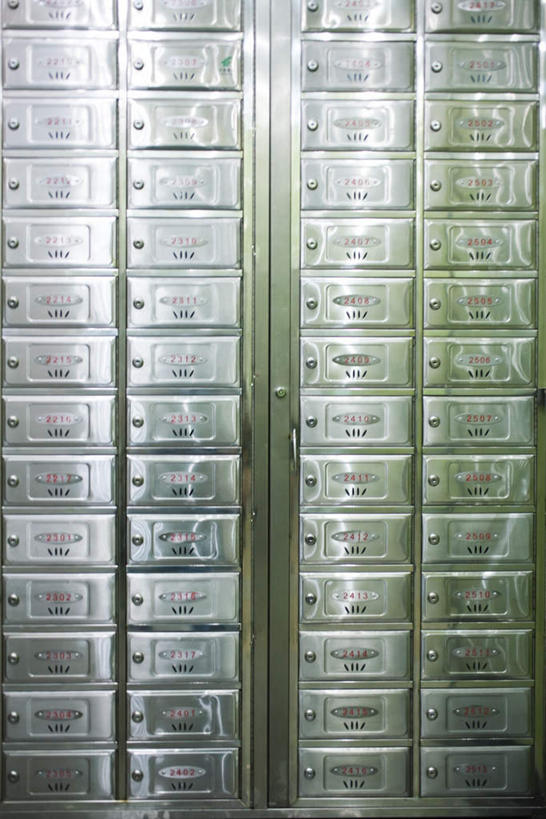 无人,竖图,室内,白天,正面,一排,许多,整齐,反射,金属,数字,邮箱,盒子,锁,排列,明亮,队列,彩图