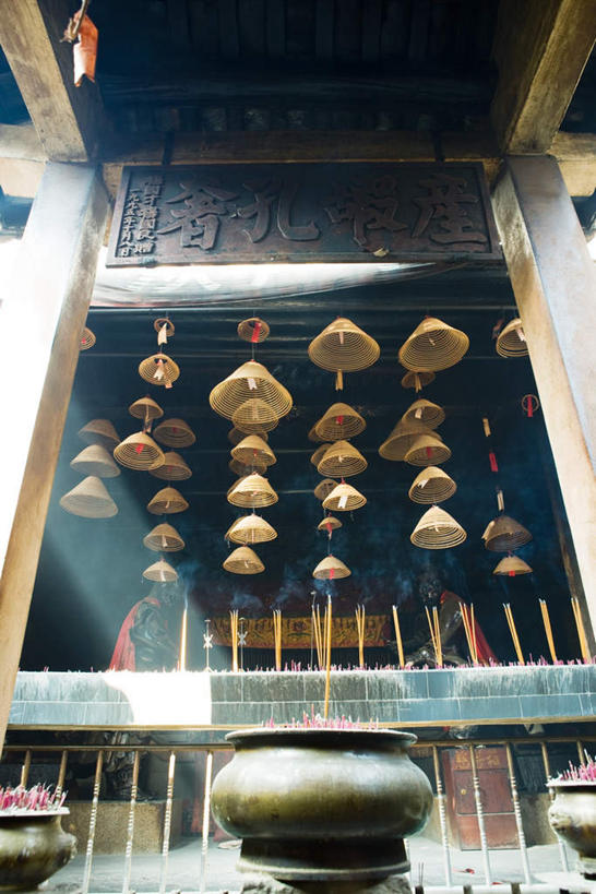 无人,寺庙,栏杆,竖图,室内,白天,仰视,旅游,度假,建筑,蜡烛,雕塑,许多,阴影,节日,光线,雕刻,雕像,瓦片,影子,字,屋檐,烟雾,围栏,燃烧,旋转,文化,娱乐,建设,护栏,檐,佛香,阳光,香火,香烛,庙宇,祈祷,享受,休闲,健康,汉字,放松,许愿,宗教,信仰,烧香,纪念,祈求,盘香,平安,彩图,低角度拍摄,庙,寺