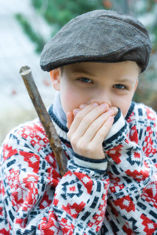 西方人,儿童,一个人,笑,微笑,竖图,室外,白天,正面,毛衣,纯洁,植物,帽子,欧洲,欧洲人,仅一个男性,仅一个人,竹竿,树,树木,小孩,绿色,自然,仅一个小孩,可爱,童年,童趣,捂,生长,成长,童真,烂漫,无邪,天真,男孩,男人,男性,白种人,孩子,口,半身,彩图,绒衣,套衫,套头毛衣,线衣,男生