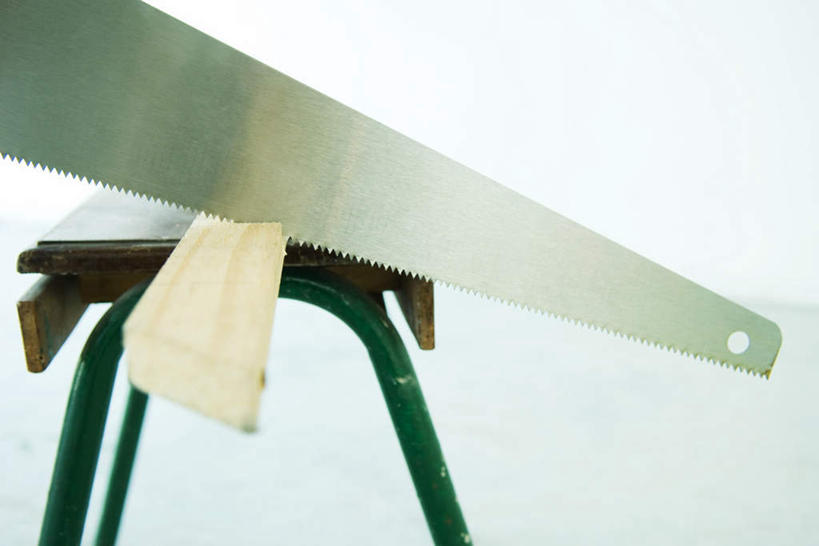 无人,工厂,横图,室内,白天,正面,桌子,一把,瓷砖,地砖,木条,木头,墙,刀具,地面,墙壁,墙面,锯子,切割,木工,彩图,工地,制造厂