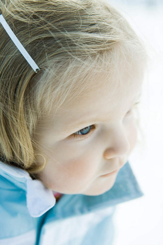 西方人,儿童,脸,头,脸颊,一个人,竖图,俯视,室外,特写,白天,纯洁,欧洲,欧洲人,仅一个女性,仅一个人,注视,小孩,衣服,发夹,看,仅一个小孩,可爱,童年,童趣,羽绒服,童真,烂漫,无邪,天真,女孩,女人,女性,白种人,孩子,头部,脸部,脸蛋,面部,半身,彩图,高角度拍摄,女生