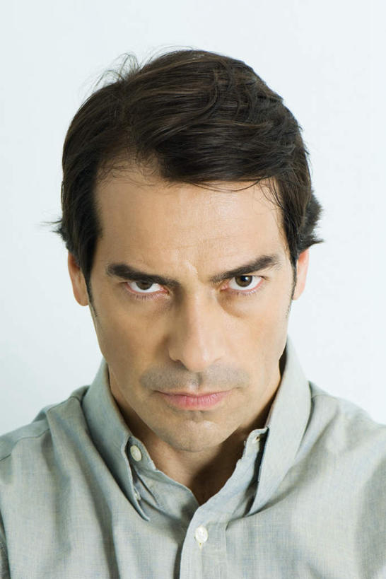 西方人,脸,头,脸颊,头发,一个人,站,竖图,室内,特写,白天,正面,欧洲,欧洲人,仅一个男性,仅一个人,灰色背景,生气,注视,仅一个年轻男性,黑色,看,站着,摄影,影棚,瞪眼,男人,男性,年轻男性,白种人,头部,脸部,脸蛋,面部,站立,半身,彩图,影棚拍摄,拍摄