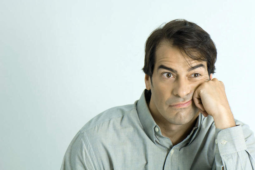 西方人,头发,一个人,坐,笑,微笑,横图,室内,特写,白天,正面,欧洲,欧洲人,仅一个男性,仅一个人,撑,灰色背景,托腮,注视,仅一个年轻男性,黑色,看,托,思考,想,摄影,影棚,撑着,托下巴,男人,男性,年轻男性,白种人,坐着,半身,彩图,影棚拍摄,拍摄