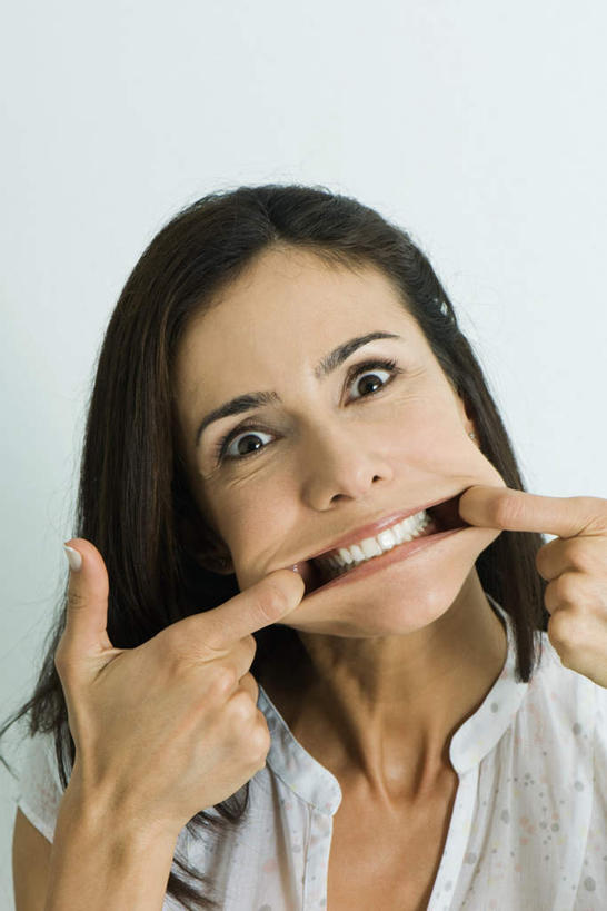 西方人,头发,一个人,站,竖图,室内,特写,白天,白色背景,正面,欧洲,欧洲人,仅一个年轻女性,仅一个女性,仅一个人,拉扯,注视,衣服,白色,黑色,看,站着,张嘴,鬼脸,摄影,影棚,瞪眼,张大嘴巴,年轻女性,女人,女性,白种人,张开嘴,站立,半身,彩图,影棚拍摄,拍摄