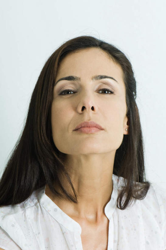 西方人,头发,一个人,站,竖图,室内,特写,白天,白色背景,正面,欧洲,欧洲人,仅一个年轻女性,仅一个女性,仅一个人,注视,衣服,白色,黑色,看,站着,摄影,影棚,关注,年轻女性,女人,女性,白种人,抬头,仰头,站立,半身,彩图,影棚拍摄,拍摄