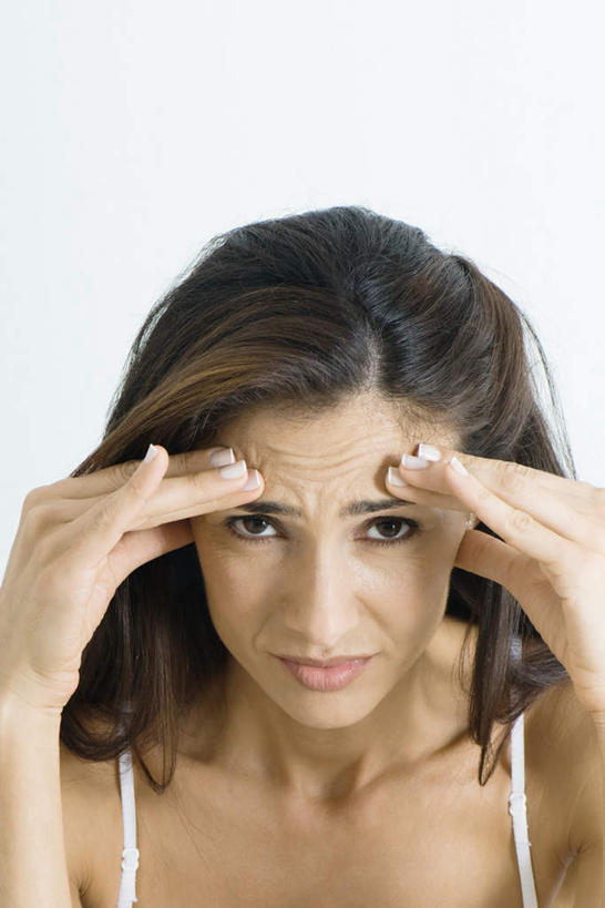 西方人,头发,一个人,站,笑,微笑,竖图,室内,特写,白天,白色背景,正面,欧洲,欧洲人,仅一个年轻女性,仅一个女性,仅一个人,注视,白色,黑色,看,站着,抬手,遮,摄影,影棚,遮挡,肩带,遮盖,遮蔽,年轻女性,女人,女性,白种人,站立,半身,彩图,影棚拍摄,拍摄