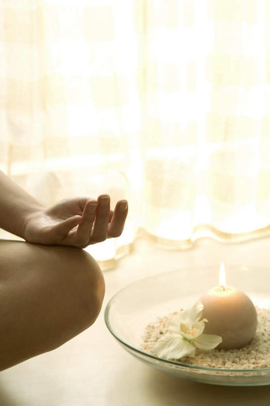 西方人,一个人,盘腿,竖图,室内,白天,正面,地板,苹果,水果,欧洲,欧洲人,仅一个年轻女性,仅一个女性,仅一个人,新鲜,生食,食品,果实,地面,木地板,食物,一个,搭,有机食品,绿色食品,单个,搭着,年轻女性,女人,女性,白种人,盘腿而坐,盘膝,盘着腿的,盘着腿坐,双腿交叉,半身,彩图