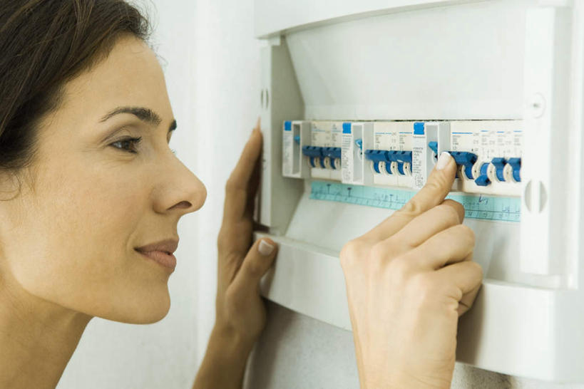 西方人,一个人,站,笑,微笑,横图,室内,特写,白天,侧面,欧洲,欧洲人,仅一个年轻女性,仅一个女性,仅一个人,撑,阴影,反射,影子,墙,注视,墙壁,墙面,看,站着,电源开关,操作,撑着,关注,年轻女性,女人,女性,白种人,站立,半身,彩图