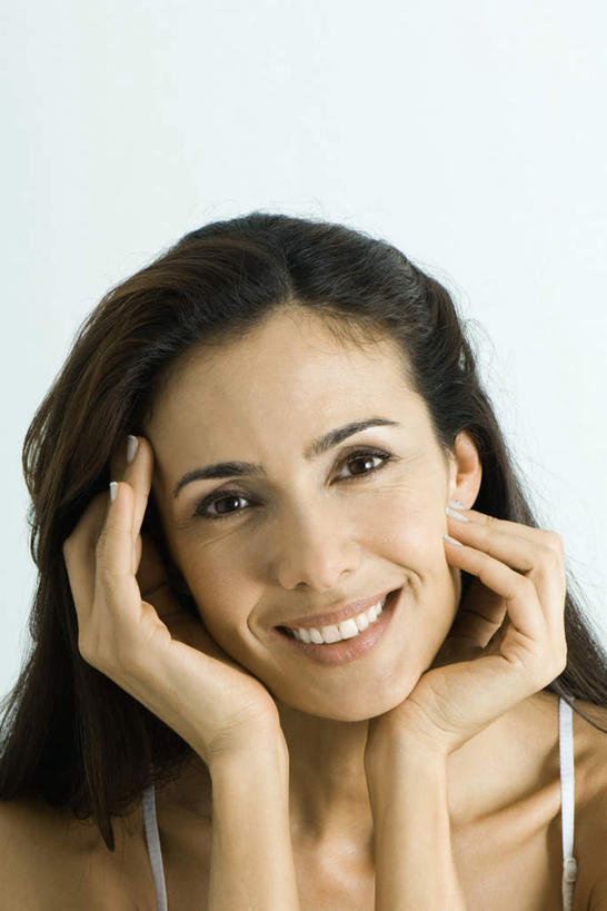 西方人,头发,一个人,站,笑,微笑,露齿笑,竖图,室内,特写,白天,白色背景,正面,欧洲,欧洲人,仅一个年轻女性,仅一个女性,仅一个人,撑,托腮,注视,白色,黑色,看,托,站着,摄影,影棚,托下巴,肩带,年轻女性,女人,女性,白种人,站立,半身,彩图,影棚拍摄,拍摄