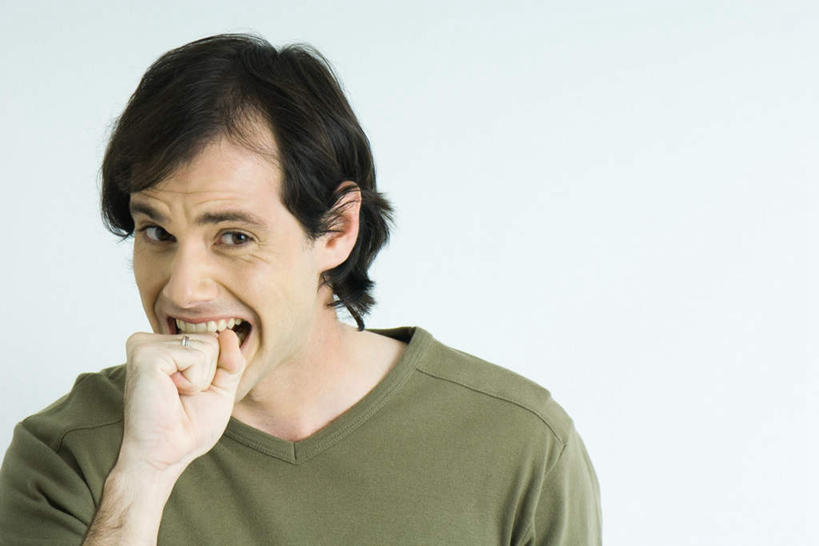 西方人,头发,一个人,站,笑,微笑,露齿笑,横图,室内,特写,白天,白色背景,正面,T恤衫,欧洲,欧洲人,仅一个男性,仅一个人,咬,T恤,注视,仅一个年轻男性,黑色,灰色,看,握拳,站着,摄影,影棚,咬着,男人,男性,年轻男性,白种人,站立,半身,彩图,影棚拍摄,拍摄