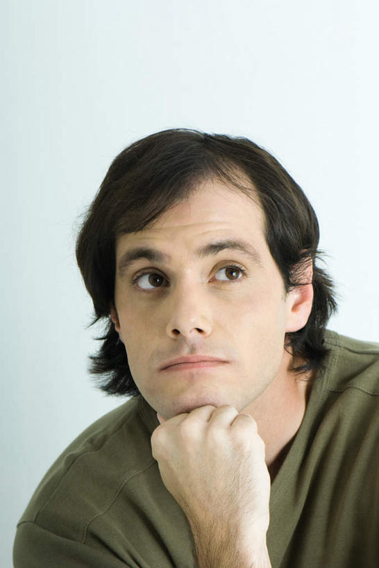 西方人,头发,一个人,站,竖图,室内,特写,白天,白色背景,正面,T恤衫,欧洲,欧洲人,仅一个男性,仅一个人,撑,T恤,托腮,注视,仅一个年轻男性,黑色,灰色,看,托,握拳,站着,思考,摄影,影棚,托下巴,男人,男性,年轻男性,白种人,站立,半身,彩图,影棚拍摄,拍摄