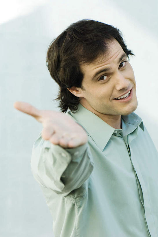 西方人,头发,一个人,站,笑,微笑,竖图,俯视,室内,白天,白色背景,T恤衫,欧洲,欧洲人,仅一个男性,仅一个人,T恤,注视,仅一个年轻男性,黑色,灰色,看,站着,伸手,摄影,影棚,男人,男性,年轻男性,白种人,抬头,仰头,站立,半身,彩图,高角度拍摄,影棚拍摄,拍摄