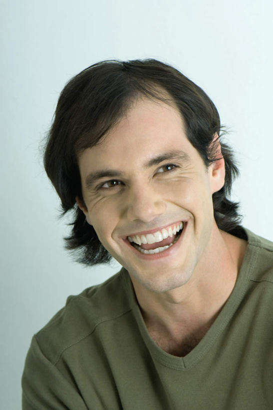 西方人,头发,一个人,站,笑,微笑,露齿笑,竖图,室内,特写,白天,白色背景,正面,T恤衫,欧洲,欧洲人,仅一个男性,仅一个人,T恤,注视,仅一个年轻男性,黑色,灰色,看,站着,张嘴,摄影,影棚,张大嘴巴,男人,男性,年轻男性,白种人,张开嘴,站立,半身,彩图,影棚拍摄,拍摄