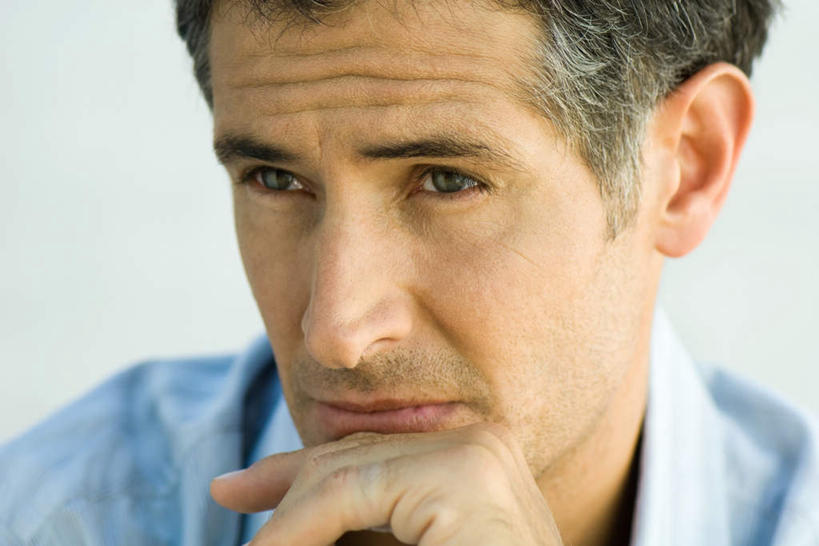 西方人,皱纹,头发,一个人,坐,横图,室内,特写,白天,白色背景,正面,衬衫,欧洲,欧洲人,仅一个男性,仅一个人,撑,托腮,注视,仅一个年轻男性,蓝色,黑色,看,托,摄影,影棚,托下巴,犹豫,男人,男性,年轻男性,白种人,坐着,半身,彩图,影棚拍摄,衬衣,拍摄