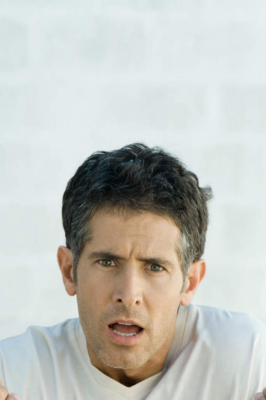 西方人,头发,一个人,站,竖图,室内,特写,白天,白色背景,正面,T恤衫,欧洲,欧洲人,仅一个男性,仅一个人,仅一个中年男性,惊讶,T恤,注视,白色,黑色,看,站着,张嘴,摄影,影棚,瞪眼,张大嘴巴,男人,男性,中年男性,白种人,张开嘴,半身,彩图,影棚拍摄,拍摄