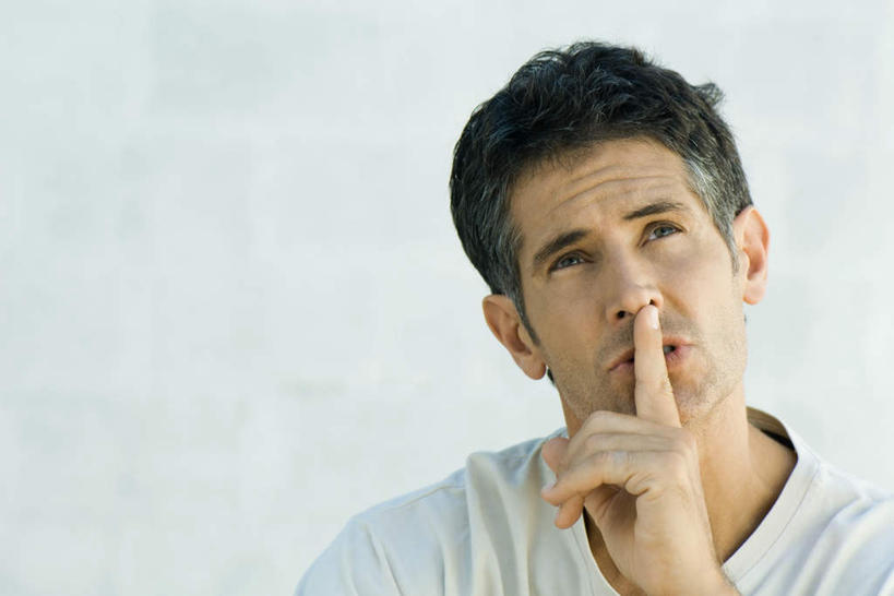 西方人,头发,一个人,站,横图,室内,特写,白天,白色背景,正面,T恤衫,欧洲,欧洲人,仅一个男性,仅一个人,仅一个中年男性,T恤,注视,白色,黑色,看,站着,思考,安静,抬手,嘘,摄影,影棚,关注,男人,男性,中年男性,白种人,抬头,仰头,半身,彩图,影棚拍摄,拍摄,捂着