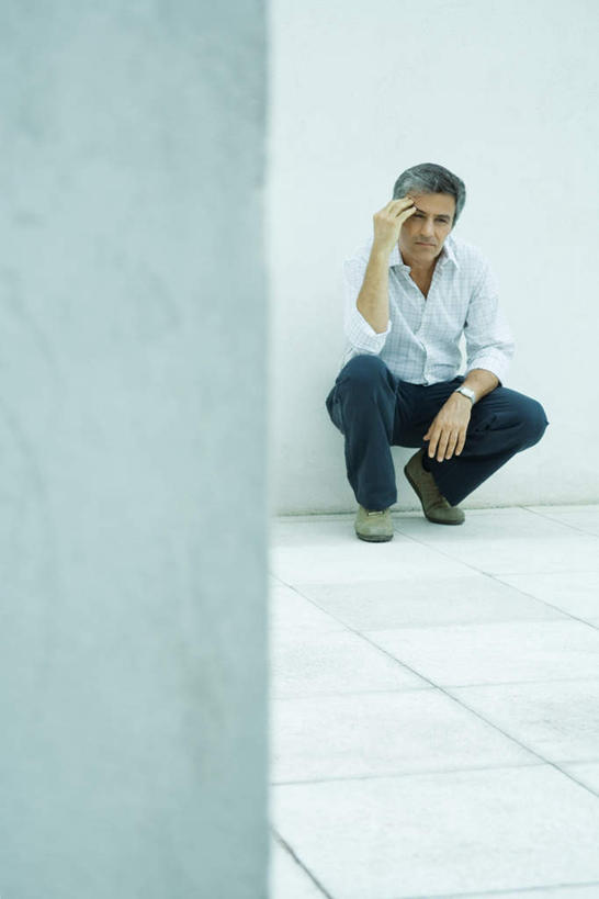 西方人,一个人,蹲,竖图,室内,白天,白色背景,正面,衬衫,欧洲,欧洲人,仅一个男性,仅一个人,仅一个中年男性,撑,瓷砖,地砖,墙,地面,注视,墙壁,墙面,蓝色,低头,看,思考,抬手,摄影,影棚,撑着,男人,男性,中年男性,白种人,蹲着,彩图,全身,影棚拍摄,衬衣,拍摄