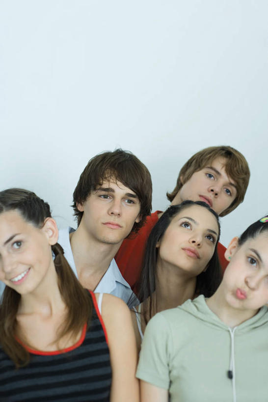 西方人,伙伴,朋友,站,笑,微笑,露齿笑,竖图,室内,白天,白色背景,正面,友谊,欧洲,欧洲人,五个人,许多,注视,嘟嘴,看,站着,撅嘴,摄影,影棚,关注,友情,男人,男性,年轻男性,年轻女性,女人,女性,白种人,抬头,仰头,半身,彩图,影棚拍摄,拍摄