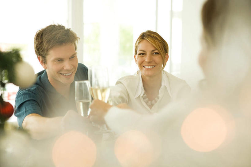 西方人,两个人,夫妻,坐,笑,微笑,露齿笑,横图,室内,白天,正面,爱情,窗户,落地窗,沙发,杯子,欧洲,欧洲人,朦胧,模糊,庆祝,高脚杯,墙,红酒杯,浪漫,注视,玻璃窗,墙壁,墙面,玻璃制品,酒杯,低头,干杯,看,碰杯,恩爱,交际,友好,恋人,庆贺,礼仪,敬酒,布艺沙发,劝酒,男人,男性,年轻男性,年轻女性,女人,女性,白种人,情侣,玻璃杯,坐着,半身,彩图,伴侣